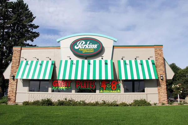 Perkins Restaurant Sign on a Building Store Front — Stock Photo, Image