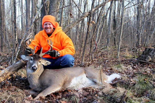 Hunter con una cola blanca cosechada Buck —  Fotos de Stock