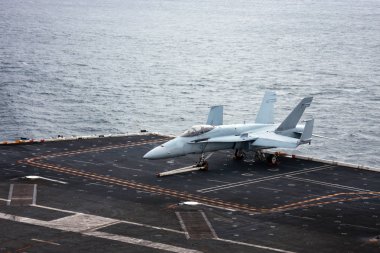 F-18 savaş uçağı bir taşıyıcı güvertede