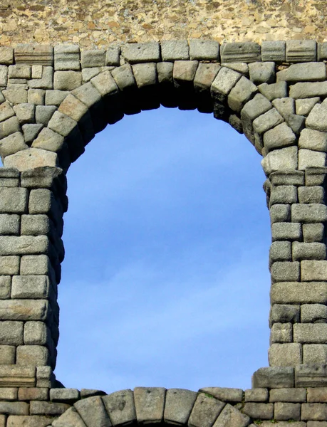 Ancient Archway em ruínas do aqueduto romano — Fotografia de Stock