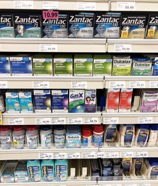 Bir mağaza raf üzerinde çeşitli Ilaçlar