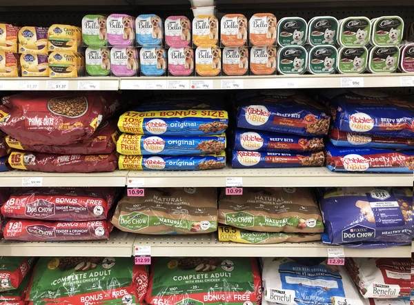 Várias marcas de alimentos para animais de estimação em uma prateleira da loja — Fotografia de Stock