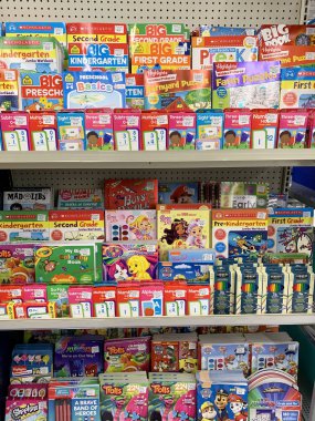 Mağaza Rafında Birkaç Çocuk Kitabı