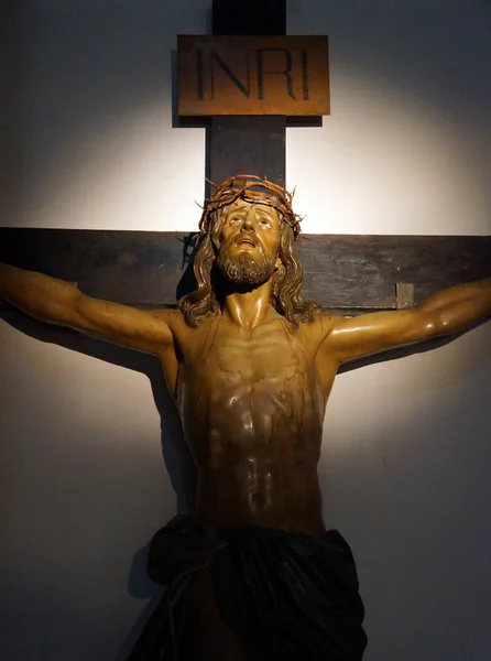 Estatua de Jesús en la cruz —  Fotos de Stock