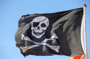 korsan bayrağı mavi gökyüzü karşı