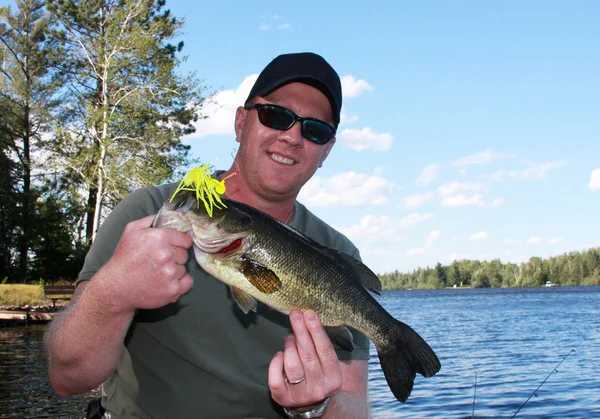 Orgoglioso pescatore con una grande Bocca Bass — Foto Stock