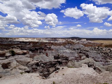 Boyalı Çölün üzerinde mavi gökyüzü