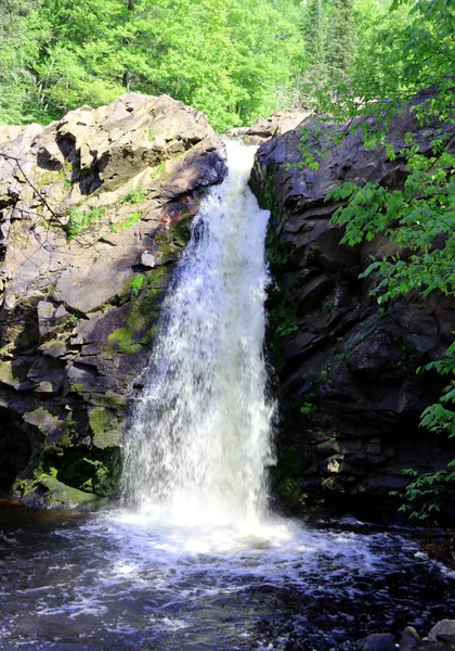 Foto vertical de una cascada salvaje — Foto de Stock