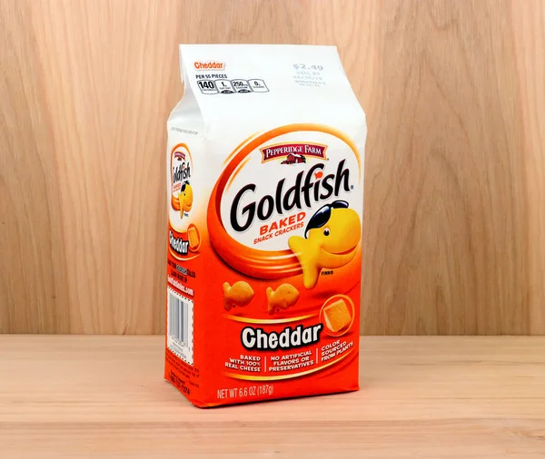 Pacchetto di cracker snack Cheddar pesce rosso — Foto Stock