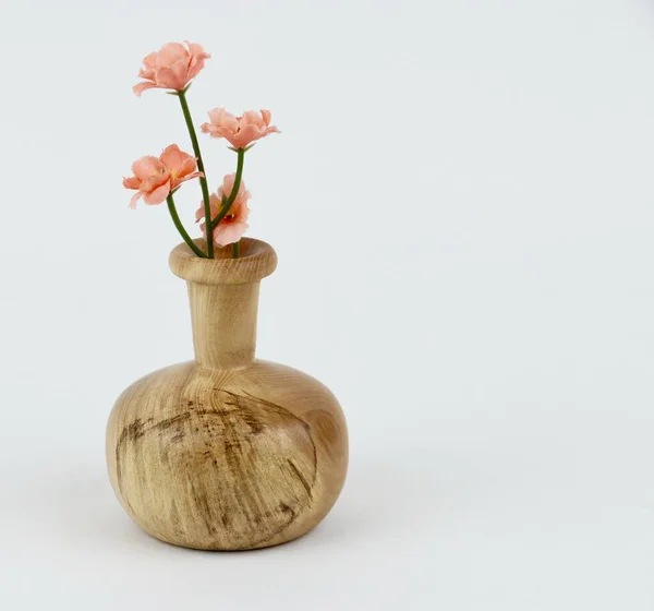 Dřevo Obrátil Bud Váza Růžovými Květy — Stock fotografie