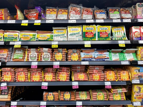 美国威斯康星州斯宾塞2020年7月16日几家品牌和包装的热狗在杂货店货架上 — 图库照片