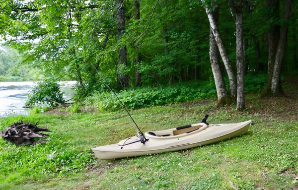 Kajak Gräsbevuxen Strand Vid Sjö — Stockfoto