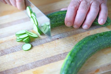 Taze salatalık Dilimleme bir adam 