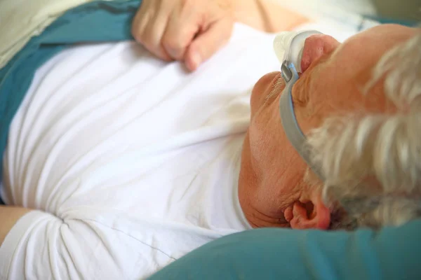 Close Van Senior Man Slapen Met Een Cpap Bijlage — Stockfoto