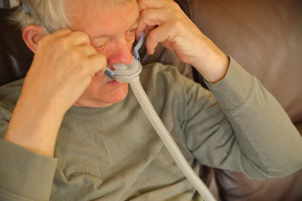 Пожилой Человек Надевает Аппарат Сна Апне — стоковое фото