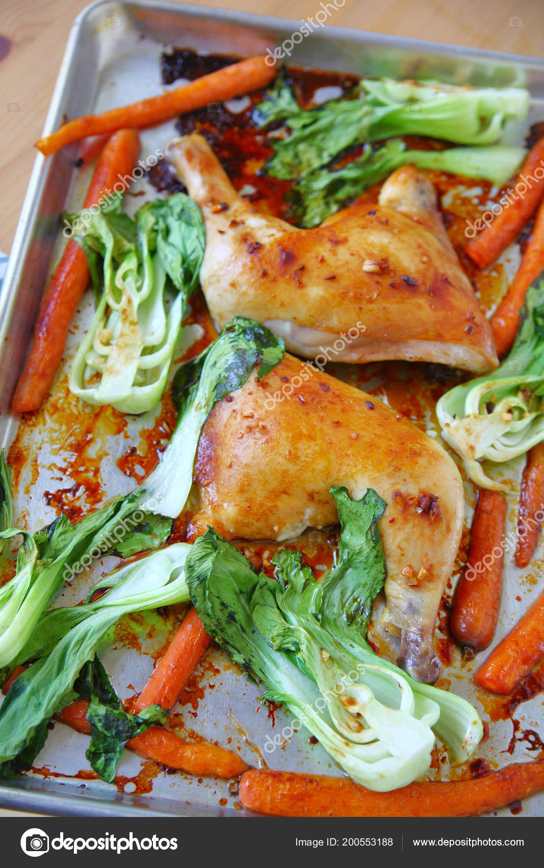 Cuartos Pollo Asado Con Baby Bok Choy Zanahorias Una Cacerola ... Cuartos Pollo Asado Con Baby Bok Choy Zanahorias Una Cacerola ...