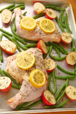 Tavuk sac tava yemek patates ile genel gider görünümünü, limon ve yeşil fasulye
