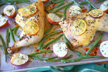 Bir sac tava pişmiş patates, yeşil fasulye ve tavuk çeyrek