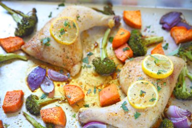 Tavuk çeyrek brokoli, tatlı patates, soğan ve Kenneth'in yükü