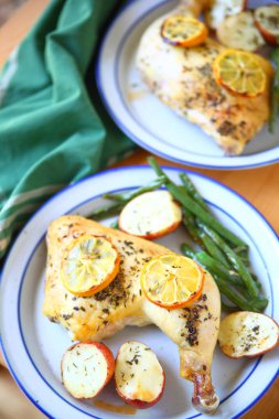 Fasulye, patates yükü üzerinden mavi ve beyaz plakaları ile tavuk çeyrek