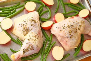 Sac tava yemek tavuk, patates ve yeşil fasulye fırında gitmeye hazır