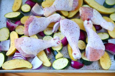 Tavuk sac tava yemek kabak, Balık patates ve soğan ile