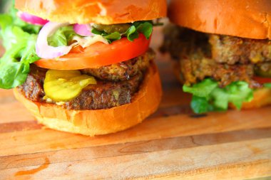 Domates, marul, turşu ve soğan ile kopya spac iki rulo köfte sandviç