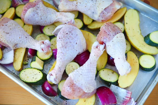 Tavuk budu ve sebzelerin pişirme önce ek yük