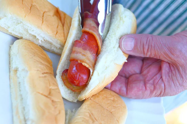 Vista Aérea Hombre Poniendo Perrito Caliente Tocino Bollo —  Fotos de Stock