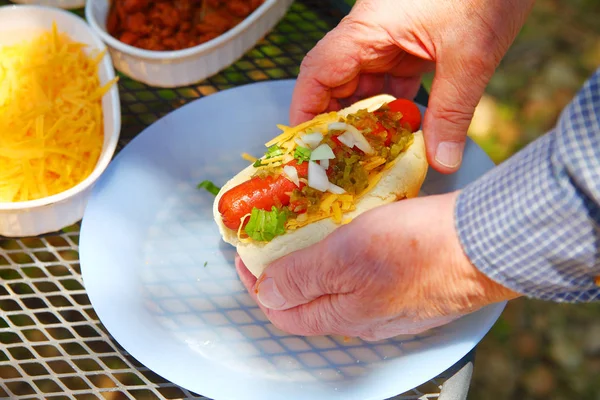 Ein Mann Mit Einem Beladenen Hot Dog Einem Hinterhof Mit — Stockfoto