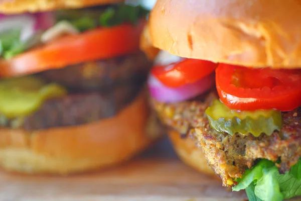 Deux Sandwichs Pain Viande Tomates Cornichons Oignons Laitue Sur Brioche — Photo