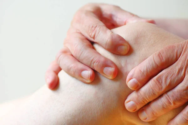 Uomo Più Anziano Entrambe Mani Una Dolorosa Articolazione Del Ginocchio — Foto Stock