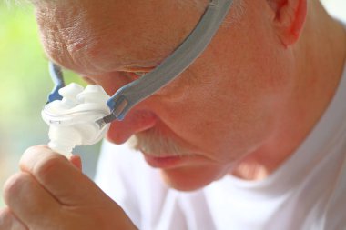 Komuta sizde onun uyku apnesi tedavi cihazı Yangın gövdeler ve başlık kısmını ayarlar