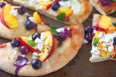 Yaban mersini ve şeftali naan ekmek üzerinde beyaz peynir ile