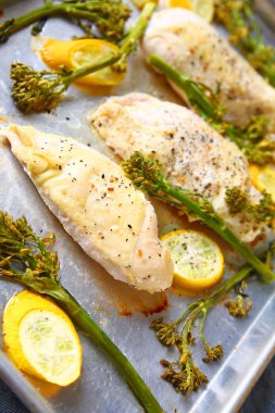 Tavuk göğsü broccolini ve doğal ışık sarı kabak ile