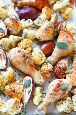 Mini patlıcan, karnabahar ve taze adaçayı yaprakları ile kavrulmuş tavuk budu