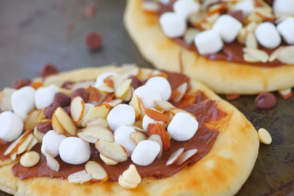Dessert Pizzas Naan Bread Marshmallows Chocolate Chips Almond Slices — Stock Photo, Image