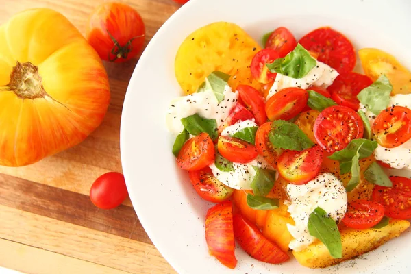 Herencia Fresca Tomates Cherry Con Albahaca Queso Burrata Plato Blanco —  Fotos de Stock