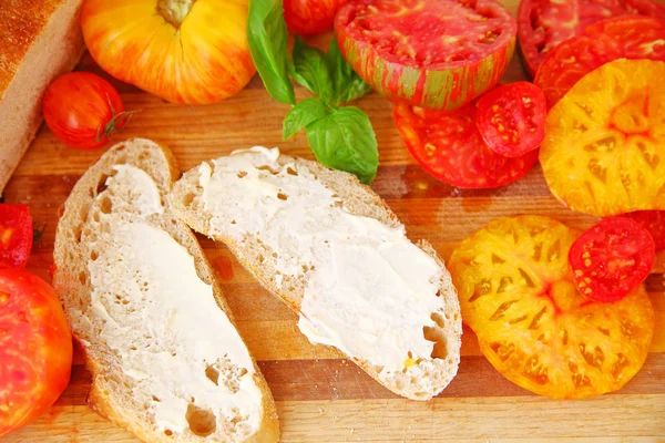 Rebanadas Pan Con Mayonesa Tomates Rodajas Hojas Albahaca Una Tabla —  Fotos de Stock