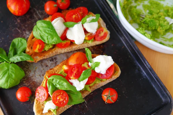 Hacer Tostadas Aguacate Con Queso Burrito Tomates Cherry Albahaca Fresca —  Fotos de Stock