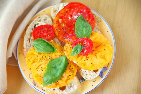 Sobrecarga Del Sándwich Tomate Reliquia Con Servilleta Espacio Para Texto —  Fotos de Stock