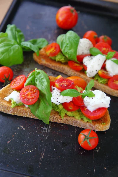 Primer Plano Tostadas Untadas Con Aguacate Rematadas Con Queso Burrata —  Fotos de Stock