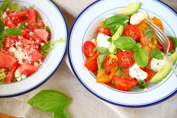 Una Ensalada Sandía Feta Junto Caprese Arriba —  Fotos de Stock