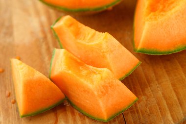 Bir kesme tahtası üzerinde sulu kavun closeup