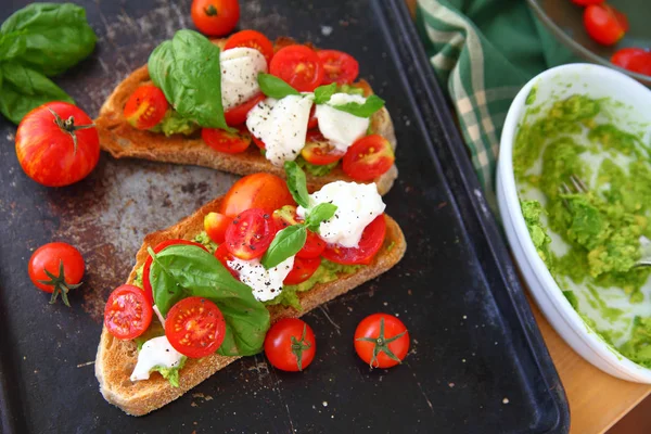 Hacer Tostadas Aguacate Con Ensalada Caprese Parte Superior —  Fotos de Stock