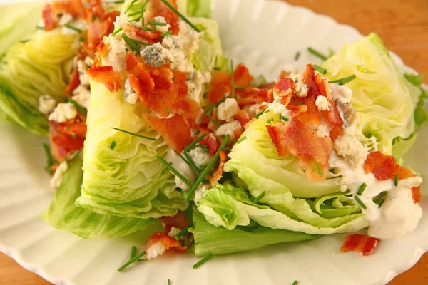 Lechuga Iceberg Con Tocino Aderezo Queso Azul Cebollino —  Fotos de Stock