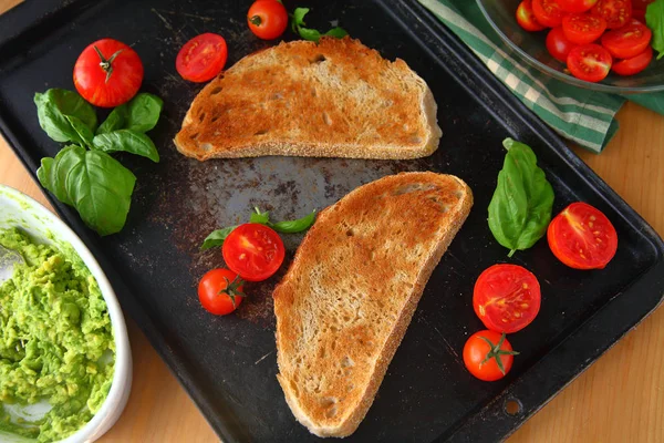 Vista Aérea Rebanadas Pan Tostado Puré Aguacate Tomates Cherry Albahaca —  Fotos de Stock