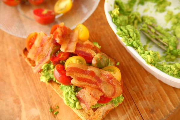 Sobrecarga Bocadillo Cara Abierta Con Tomates Cherry Puré Aguacate Tocino —  Fotos de Stock