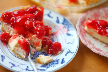 Krem peynir pasta sırlı kiraz tepesi ile