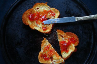 Kızarmış ekmek ve reçel eski pişirme Pan yükü